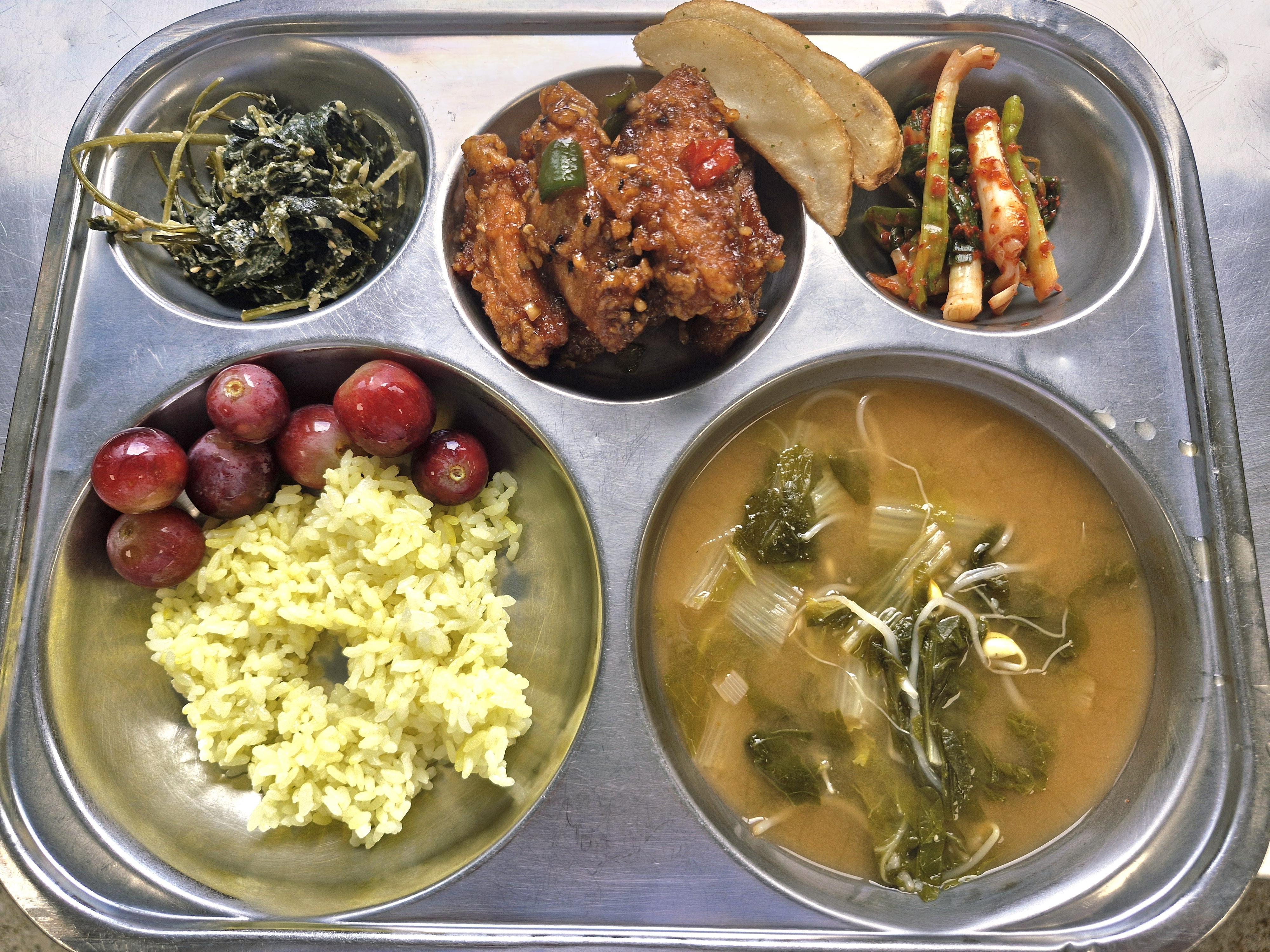 강황쌀밥
단배추콩나물국(5.6.9)
맛쵸킹(닭날개)(2.4.5.6.13.15)
취나물들깨볶음(자율)(5.6)
파김치(자율)(9)
적포도_이미지