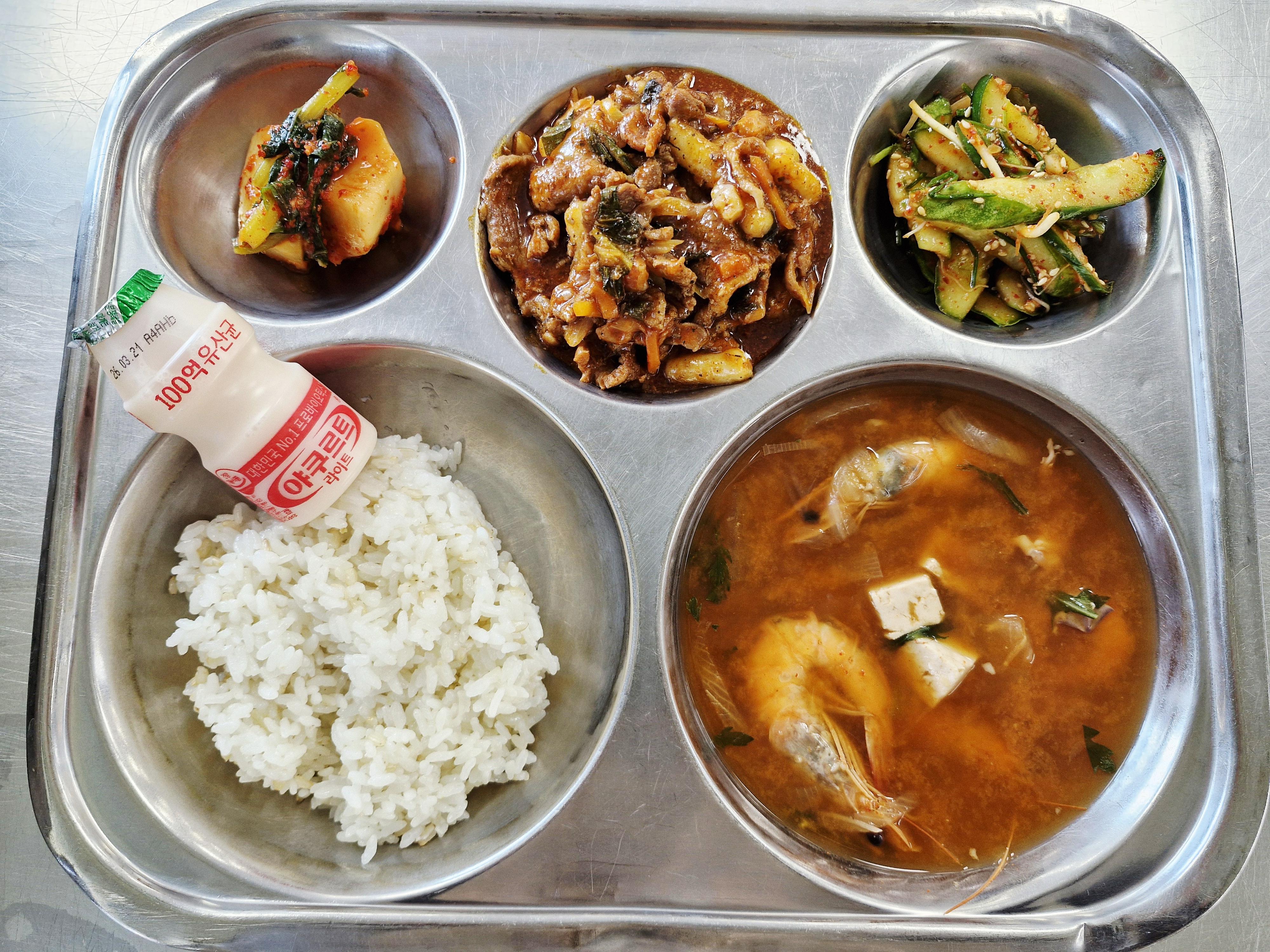 현미밥
오징어무국(봉새우)(5.6.9.17)
숯불갈비맛오리불고기(떡)(5.6.12.13)
달래오이무침(자율)(13)
배추김치(자율)(9)
요구르트65ml(라이트)(2)_이미지