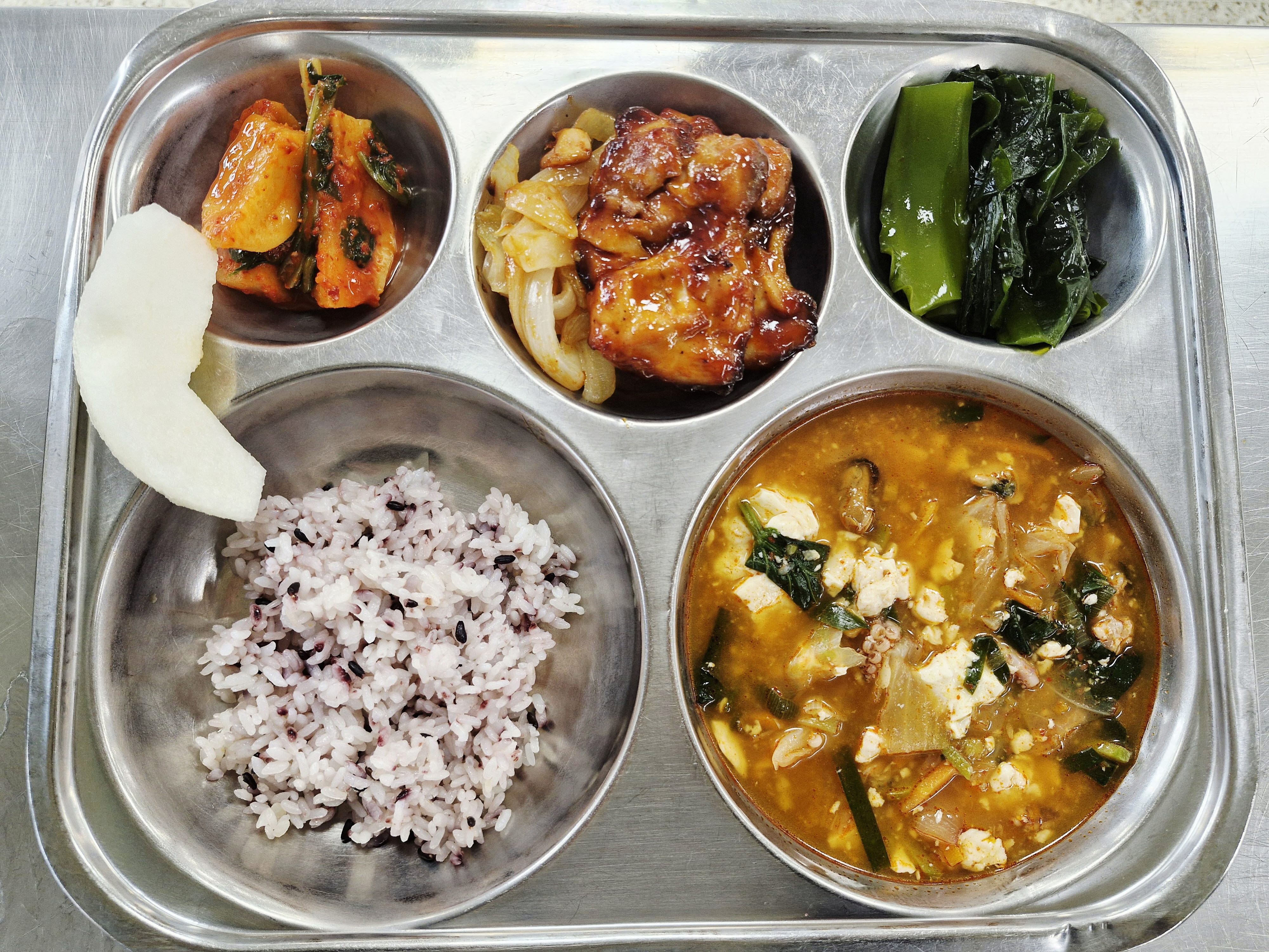 흑미밥
순두부짬뽕국(5.6.9.17.18)
양파허브닭구이(2.5.6.12.13.15.18)
물미역/초고추장(5.6.13)
총각김치(자율)(9)
배_이미지