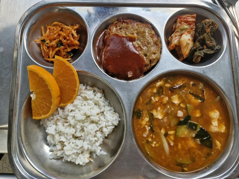 통밀쌀밥(6)
순두부짬뽕국(5.6.9.17.18)
수제떡갈비/소스(1.2.5.6.9.10.12.13.16.18)
도라지진미채볶음(5.6.13.17)
[선택]갓김치/배추김치(9)
천혜향_이미지