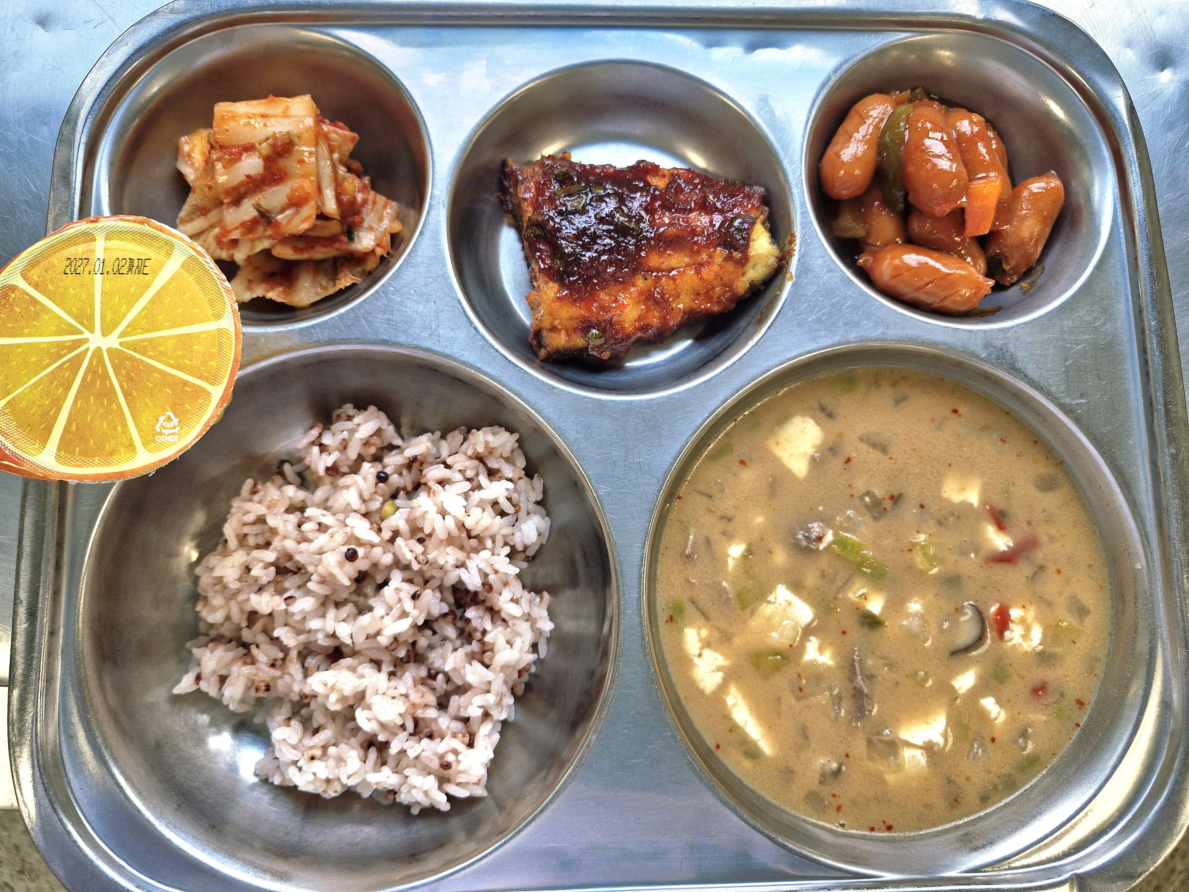 차수수밥
쇠고기된장찌개(5.6.16)
임연수살양념구이(5.6.13)
소시지케첩조림(2.5.6.10.12.13.15.16)
배추김치(자율)(9)
감귤한라봉젤리뽀60g_이미지