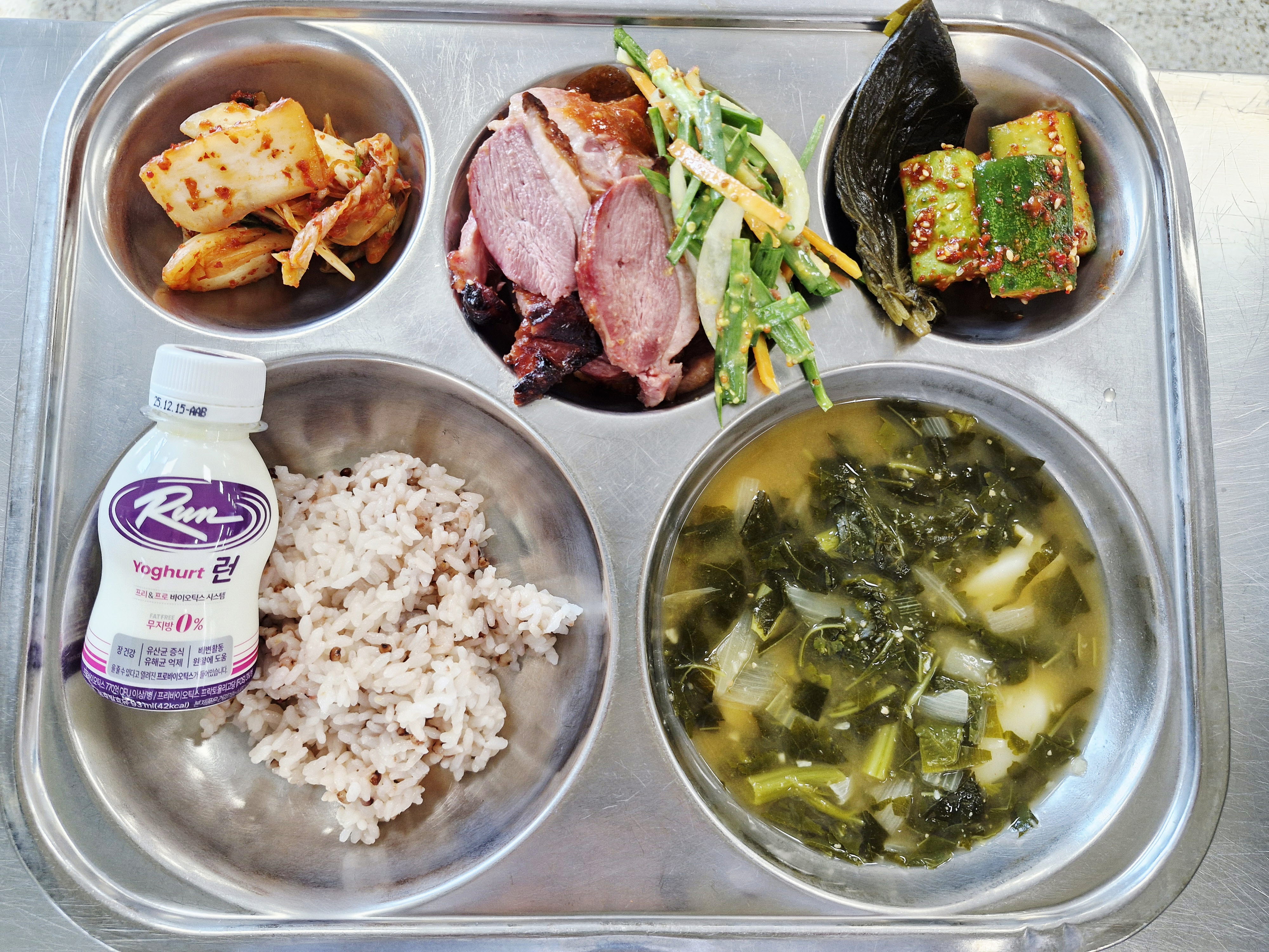 차수수밥
아욱국(떡)(5.6.9)
통오리바베큐/부추무침(1.5.6.13
오이스틱무침(13)
매실깻잎장아찌)
배추겉절이(자율)(9)
요거트런93ml(농후발효유)(2)_이미지