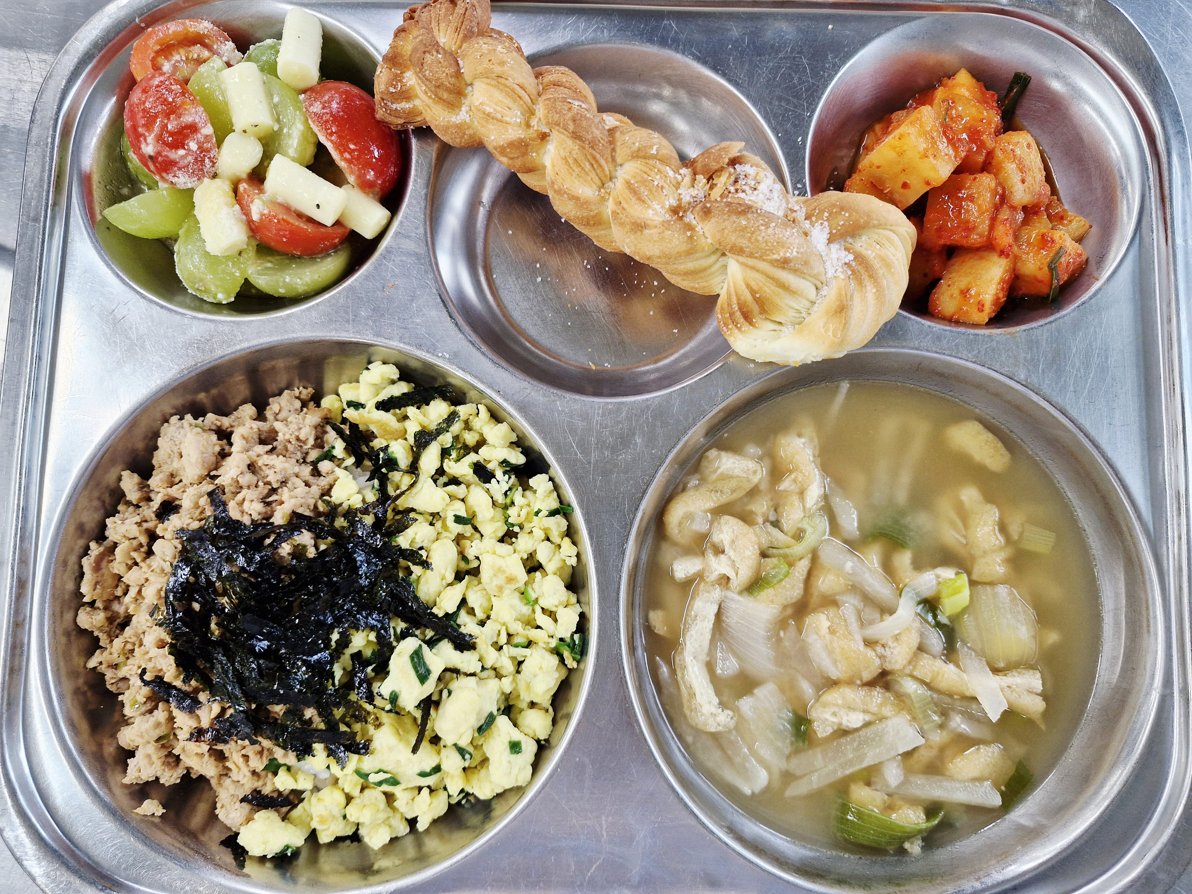 소보로덮밥(닭고기)(1.5.6.13.15)
유부된장국(5.6.9)
깍두기(자율)(9)
페스츄리꽈배기(1.2.5.6)
이탈리안치즈샐러드(방울토마토,샤인(청)포도)(2.5.6.12)_이미지