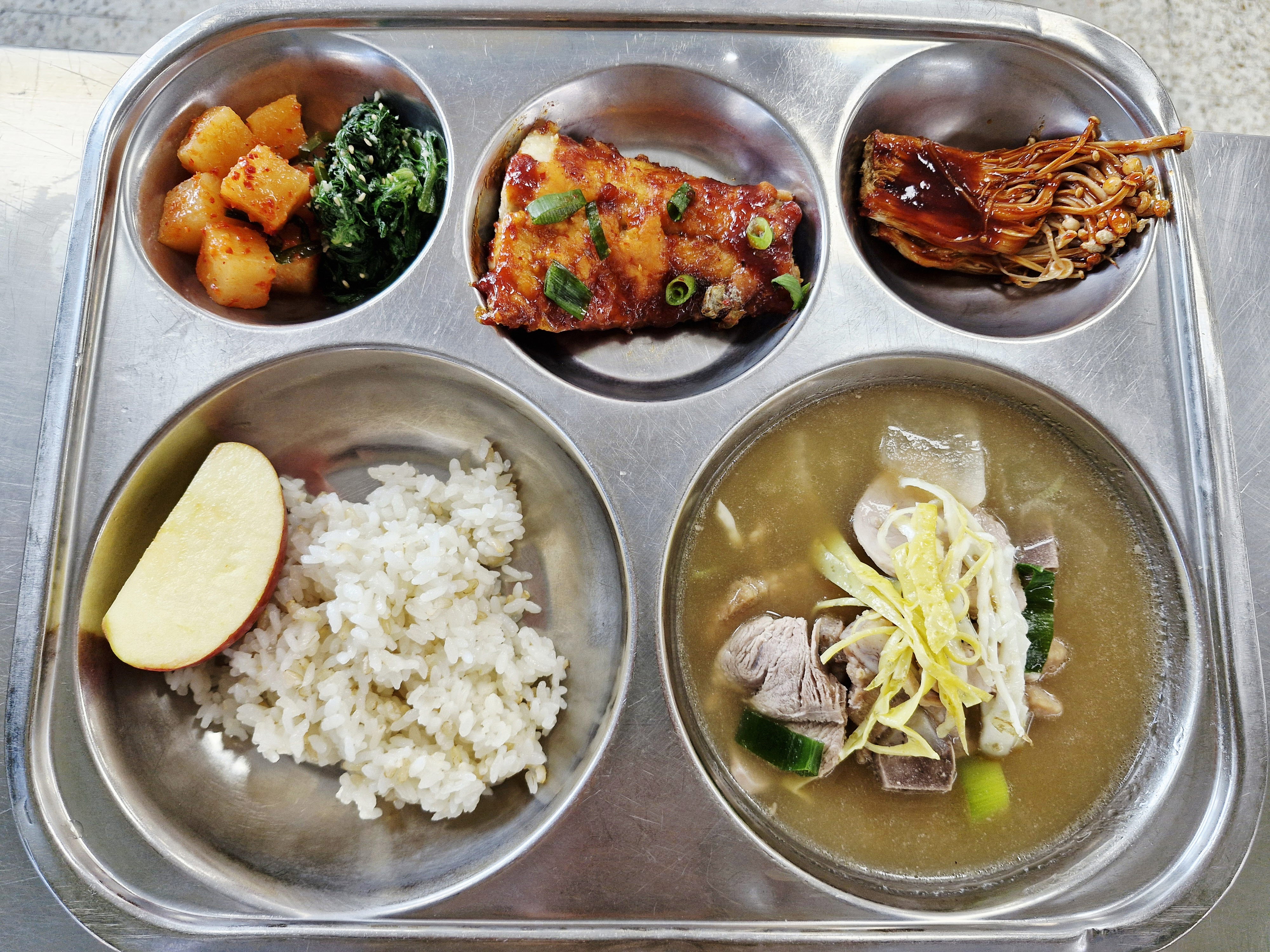 발아현미밥
돼지갈비탕(바쿠테)
(싱가포르)(1.3.5.6.10.13.16.18)
삼치살양념구이(5.6.13)
매콤팽이버섯오븐구이(5.6.13)
쑥갓무침(자율)(5.6)
깍두기(자율)(9)
사과_이미지