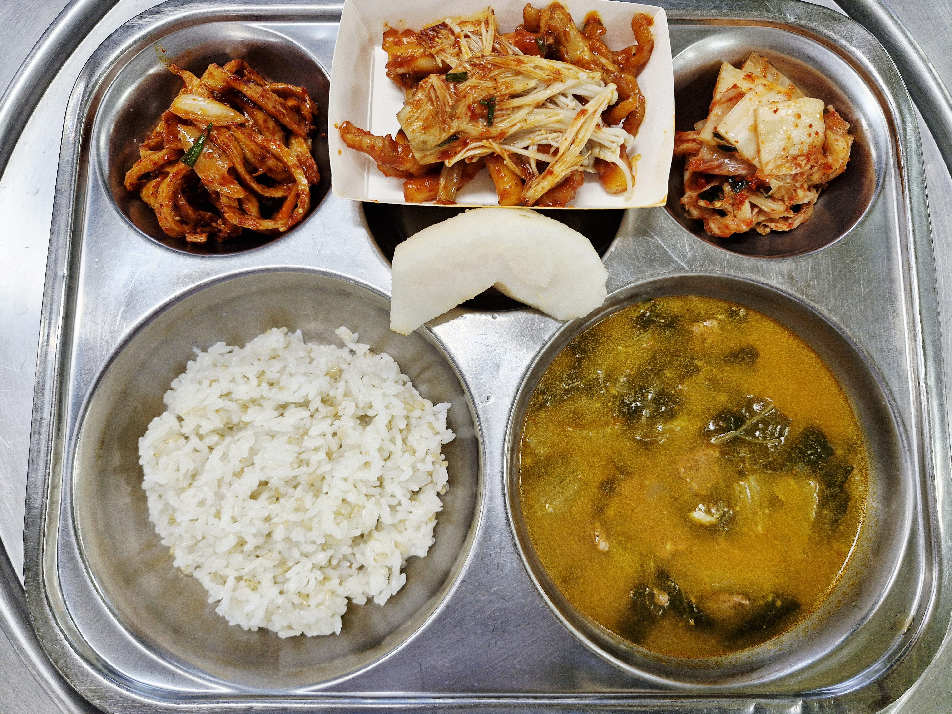 발아현미밥
사골우거지국(5.6.16)
매운무뼈닭발볶음(2.5.6.1
2.13.15.18)
어묵채볶음(1.5.6.13)
배추김치(자율)(9)
배_이미지