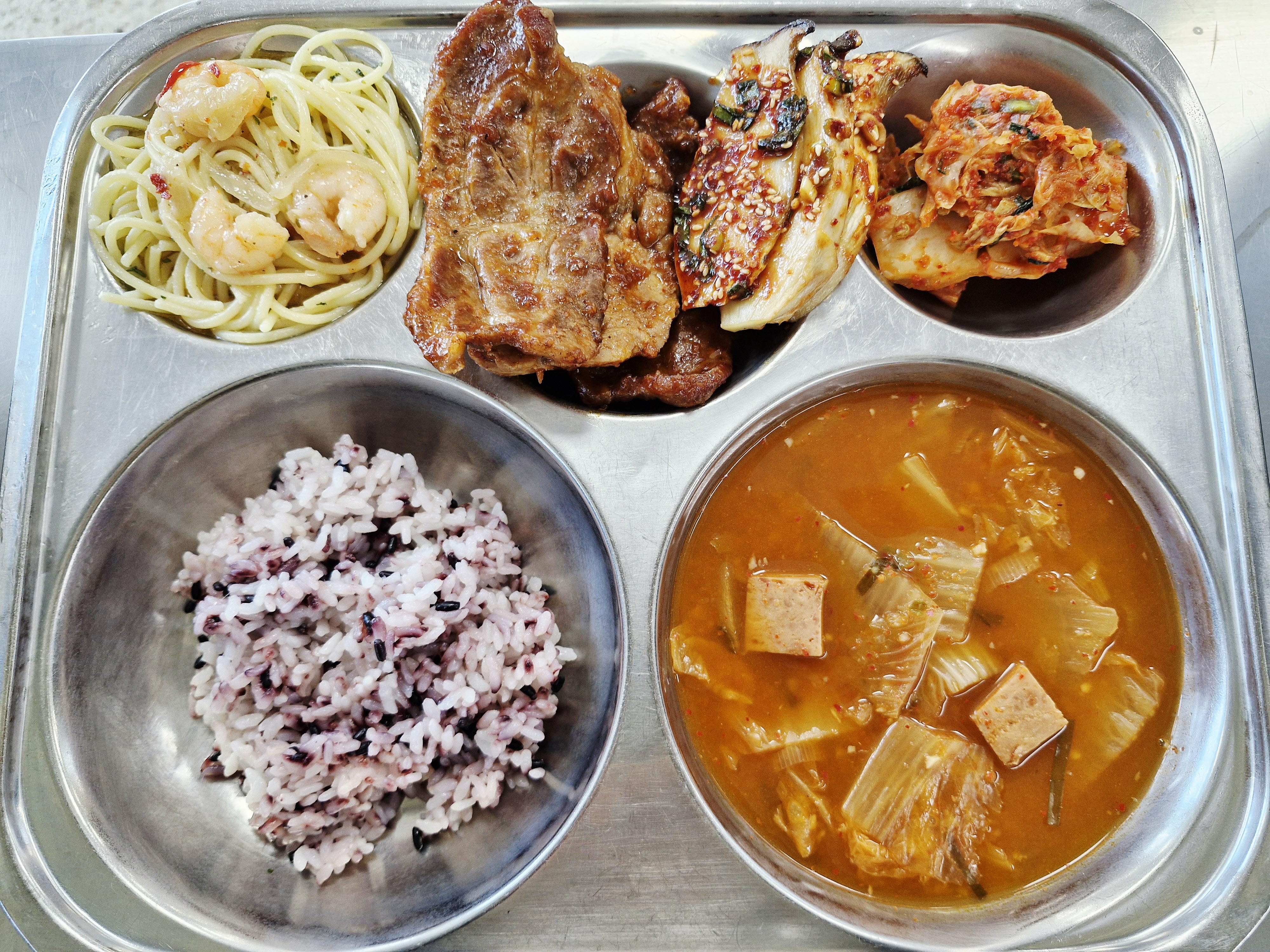 흑미밥
햄김치찌개(스팸)(1.2.5.6.9.10.13.15.16)
목살스테이크(2.5.6.10.12.13.16)
새우봉골레파스타(1.5.6.9.13)
새송이버섯구이(자율)(5.6.13)
배추겉절이(자율)(9)_이미지
