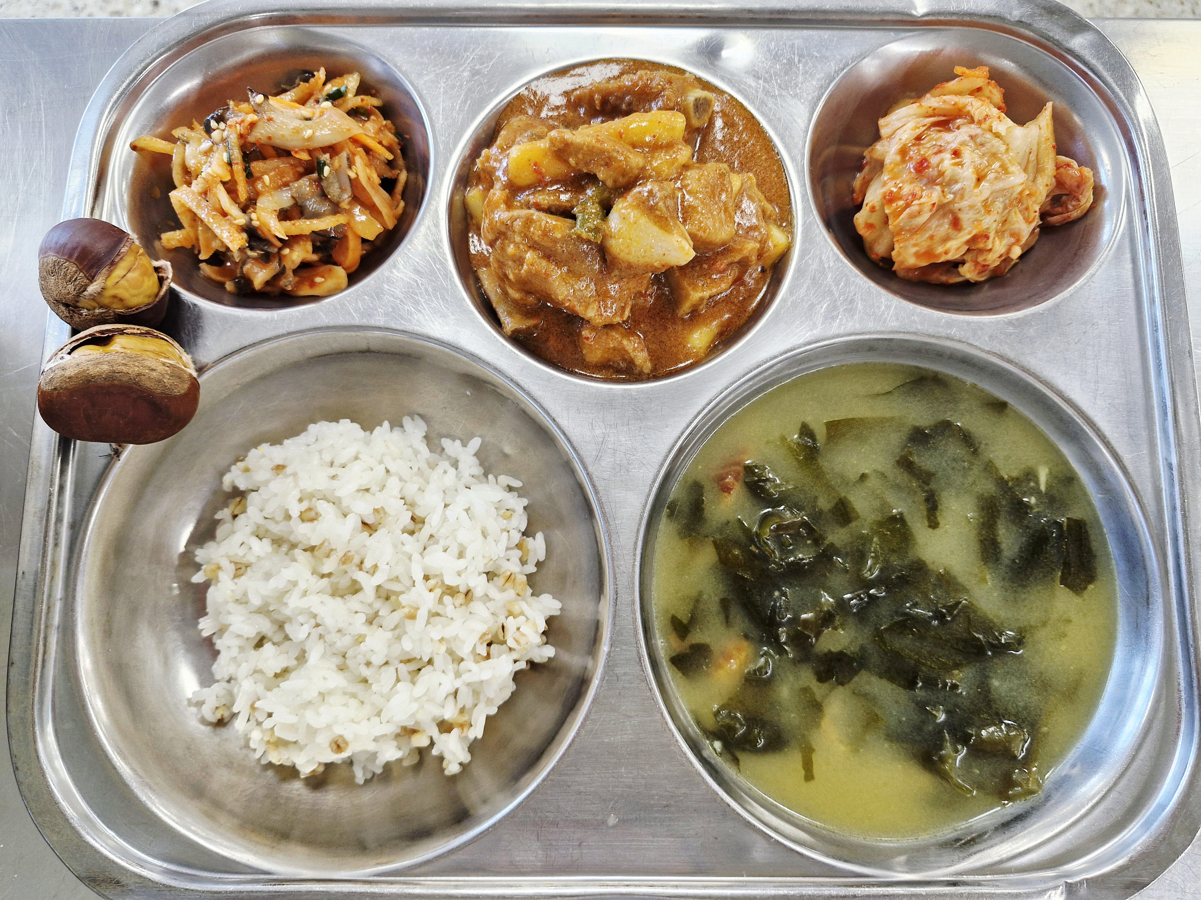 통밀쌀밥(6)
북어미역국(5.6.9)
로제매운갈비찜(2.5.6.10.12.13.16.18)
소라배초무침(5.6.13)
배추김치(자율)(9)
군밤_이미지