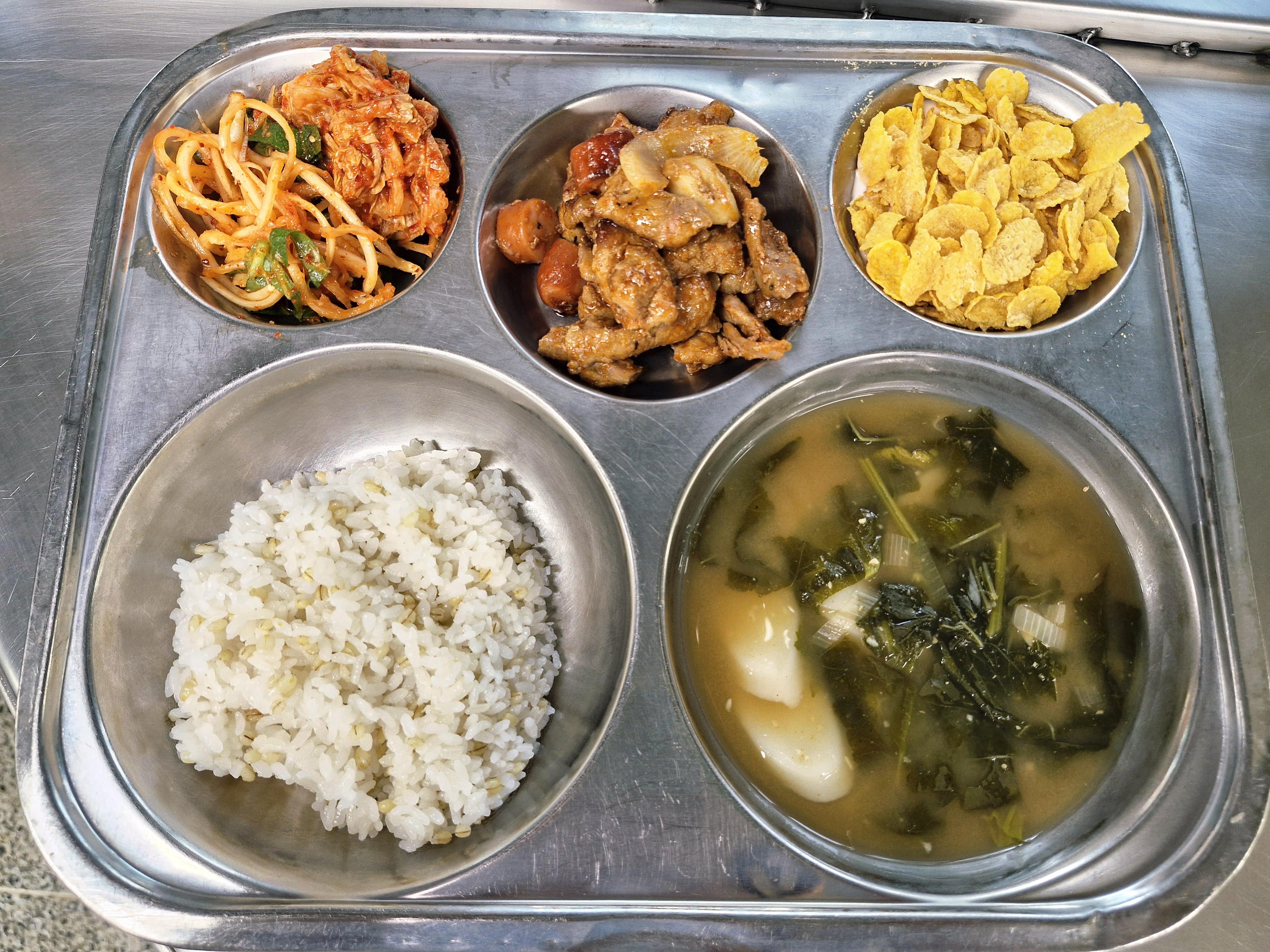 찰보리밥
아욱국(떡)(5.6.9)
목심한입스테이크(소시지)(1.2.5.6.10.12.13.15.16)
도라지깻잎무침(자율)(5.6.13)
배추김치(자율)(9)
자두품은요거트(시리얼)(2.5.6.13)_이미지