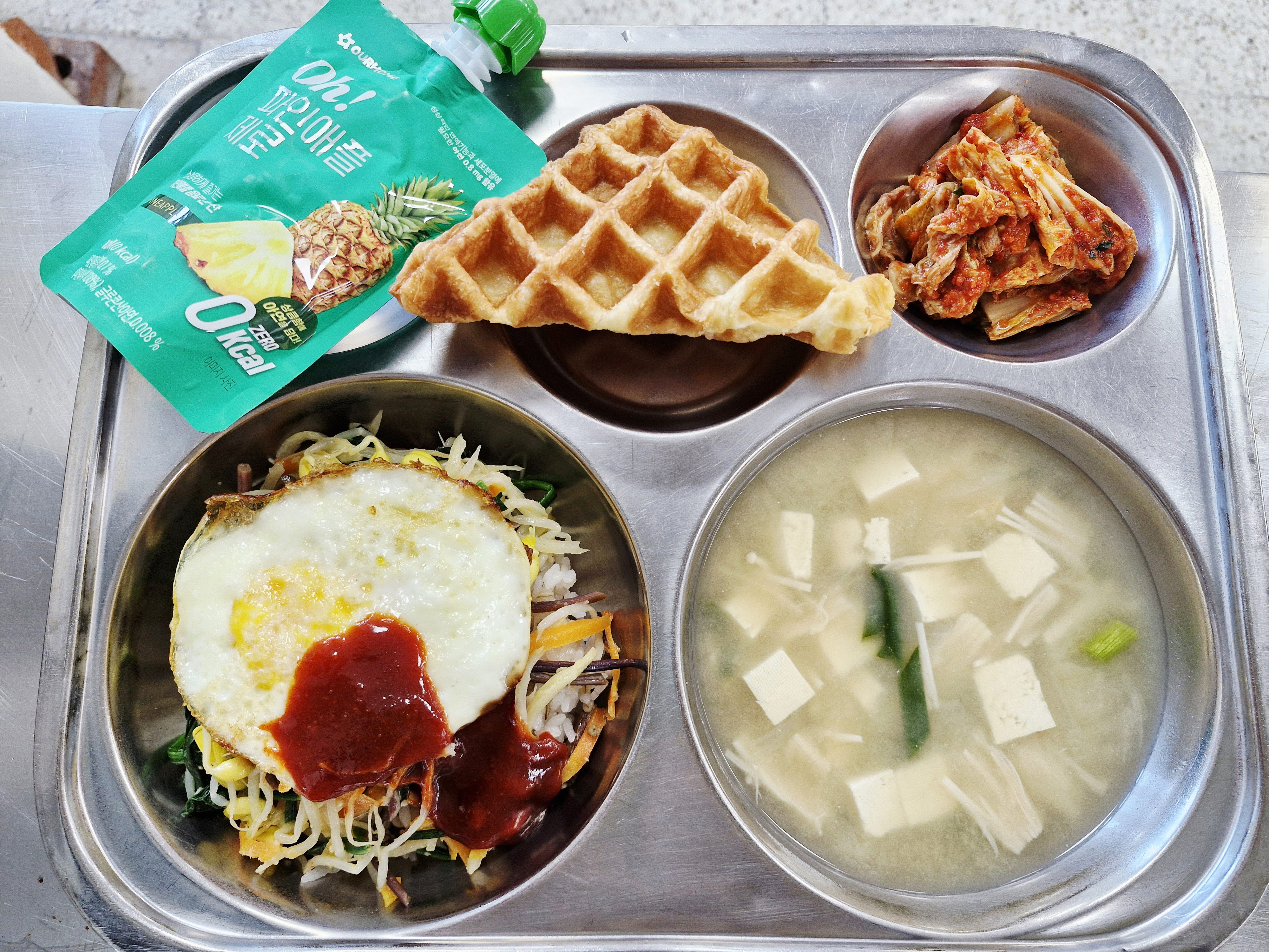 숙채비빔밥/계란후라이(1.5.6.13.16)
미소장국(5.6.9)
배추김치(자율)(9)
세모콘치즈샌드(1.2.5.6.10)
파인애플주스100ml(13)_이미지