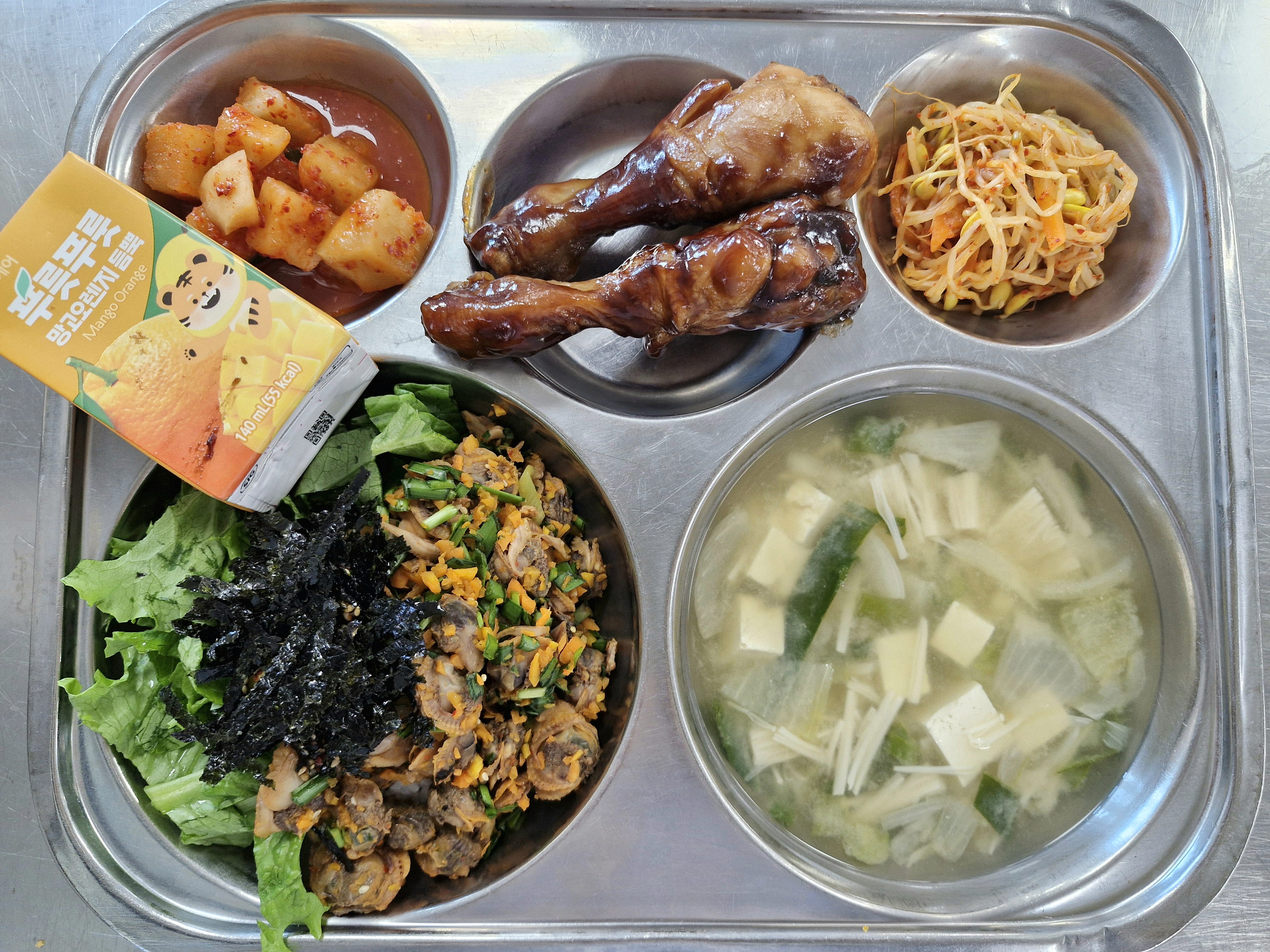 꼬막비빔밥/양념간장(5.6.13.18)
미소장국(5.6.9)
닭다리구이(5.6.12.13.15.18)
콩나물무침(고춧가루)(자율)(5)
깍두기(자율)(9)
망고오렌지주스(140ml)(13)_이미지