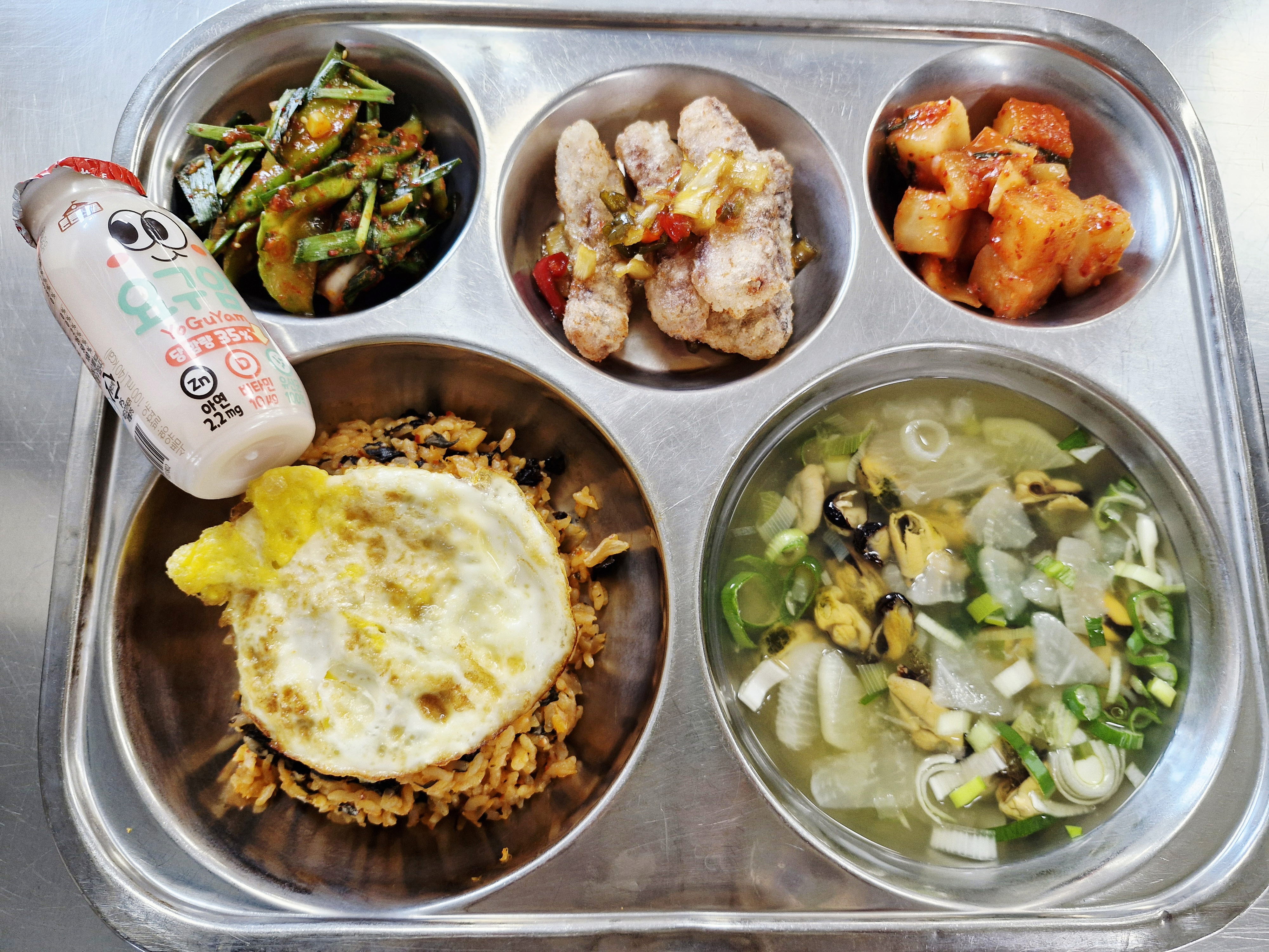 깍두기볶음밥(1.5.6.9.13)
홍합살무국(5.6.9.18)
우리쌀오징어튀김/소스(1.5.6.17)
부추오이무침(자율)(13)
깍두기(자율)(9)
요구르트(요구얌)100ml(2)_이미지